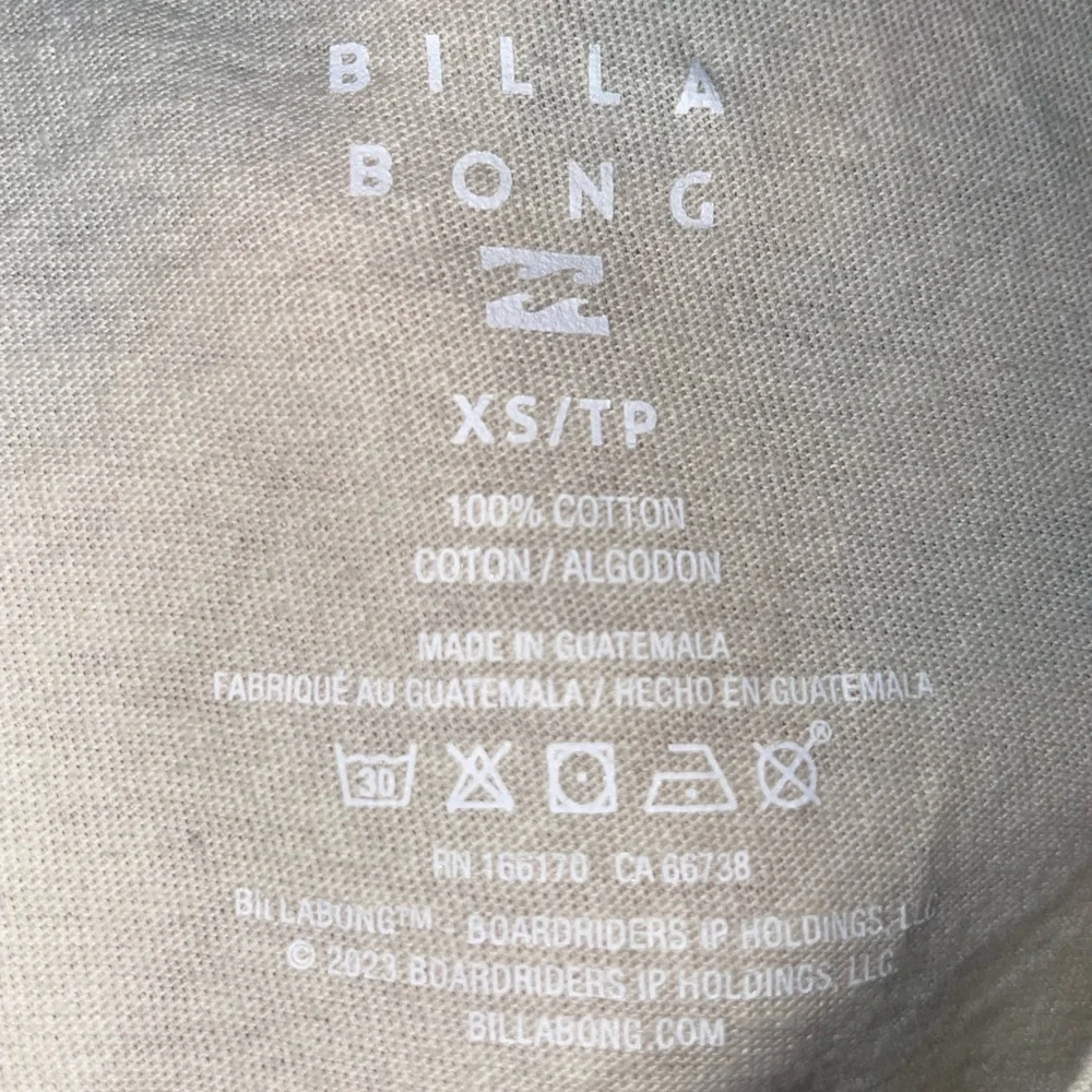 2 Billabong short sleeve tees (M) - Picture 6 of 16